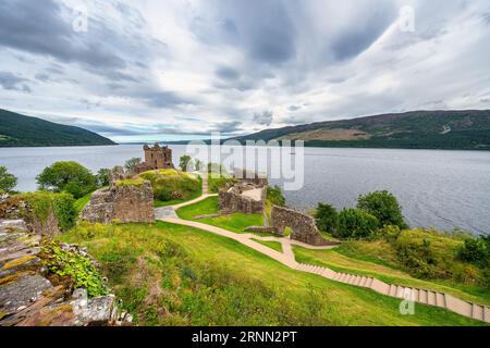 Splendido panorama di Loch Ness con il Castello di Urquhart su una collina vicino al loch, in Scozia Foto Stock