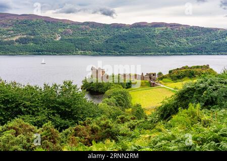 Castello medievale di Urquhart sulla riva di Loch Ness su una collina che domina lo splendido paesaggio, Scozia, Regno Unito. Foto Stock