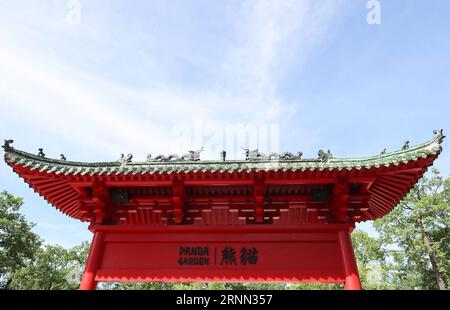 (170622) -- BERLINO, 22 giugno 2017 -- foto scattata il 21 giugno 2017 mostra un ingresso alla nuova villa di due panda cinesi Jiao Qing e Meng Meng allo zoo di Berlino, in Germania. Lo zoo di Berlino costruirà un paradiso per due panda cinesi, che arriveranno allo zoo il 24 giugno, per farli sentire a casa, ha detto mercoledì il direttore Andreas Knieriem. La nuova villa Panda si estende su una superficie di 5.500 mq con un arco vermiglio e recinzione di bambù. (yy) GERMANIA-ZOO DI BERLINO-CHINESE PANDA VILLA-CONSTRUCTION shanxyuqi PUBLICATIONxNOTxINxCHN Berlino 22 giugno 2017 foto scattata IL 21 giugno 201 Foto Stock