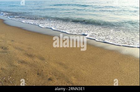onde sulla spiaggia sul mar mediterraneo Foto Stock