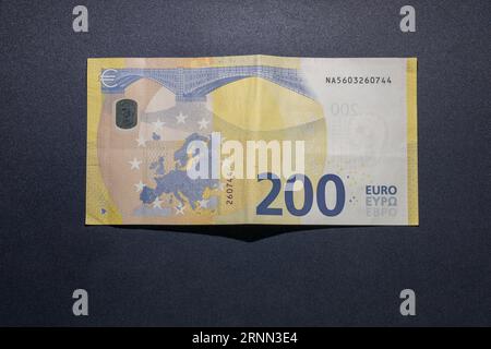 banconota da 200 euro su fondo nero Foto Stock