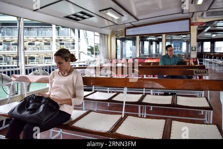 (170623) -- HONG KONG, 23 giugno 2017 -- i passeggeri prendono lo Star Ferry da Central a Tsim Sha Tsui a Hong Kong, Cina meridionale, 15 giugno 2017. Il 1° luglio 2017 ricorre il 20° anniversario del ritorno di Hong Kong nella madrepatria. (Ry) CHINA-HONG KONG-RETURN ANNIVERSARY-STAR FERRY (CN) WangxXi PUBLICATIONxNOTxINxCHN Hong Kong 23 giugno 2017 i passeggeri prendono lo Star Ferry da Central a Tsim Sha Tsui a Hong Kong Sud Cina 15 giugno 2017 1 luglio 2017 segna il 20 ° anniversario del ritorno di Hong Kong al Motherland Ry China Hong Hong Kong Kong Anniversary Star Ferry CN PUBLICATIONxNOTxINxCHN Foto Stock