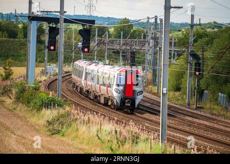 Trasporto per il Galles British Rail Classe 197 treno diesel a più unità passeggeri costruito dalla CAF nella foto sulla linea principale della West Coast a Winwick. Foto Stock