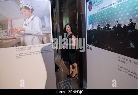 (170623) -- GINEVRA, 23 giugno 2017 -- le persone visitano una mostra fotografica a Ginevra, in Svizzera, il 22 giugno 2017. La mostra fotografica si è tenuta qui giovedì per celebrare il ventesimo anniversario del ritorno di Hong Kong in Cina. )(gj) SWITZERLAND-GENEVA-EXHIBITION-HONG KONG XuxJinquan PUBLICATIONxNOTxINxCHN Ginevra 23 giugno 2017 le celebrità visitano una mostra fotografica a Ginevra Svizzera IL 22 giugno 2017 la mostra fotografica What Hero qui giovedì per celebrare il 20 ° anniversario del ritorno di Hong Kong in Cina GJ Svizzera Ginevra Exhibition Hong Kong XuxJinquan PUBLICATIONxNOTxINxCHN Foto Stock