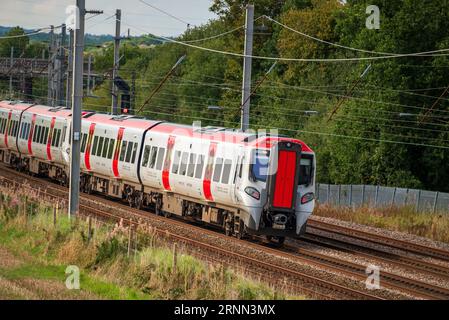 Trasporto per il Galles British Rail Classe 197 treno diesel a più unità passeggeri costruito dalla CAF nella foto sulla linea principale della West Coast a Winwick. Foto Stock