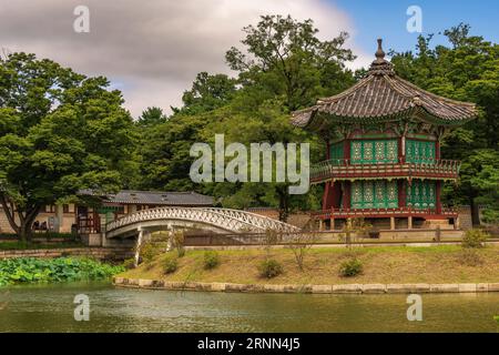 Seoul, Corea del Sud-24 agosto 2023 Padiglione Hyangwonjeong all'interno del Palazzo Gyeongbokgung a Seoul Foto Stock