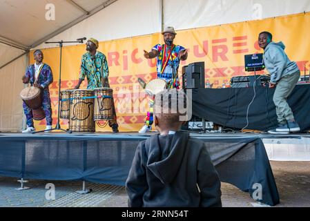 Sydney Aust 02 settembre 2023: Il quindicesimo Festival annuale dell'Africultures si è tenuto in un bel sole al Cathy Freeman Park all'interno del Sydney Olympic Park a Homebush, Sydney, Australia. 52 nazioni africane erano presenti vendendo una vasta gamma di cibi e abbigliamento e celebrando con spettacoli teatrali, rappresentando la variegata e multiculturale popolazione di Sydney e Australia. Nella foto sono presenti African Drum & Dance su uno dei palchi dell'evento. Crediti: Stephen Dwyer / Alamy Live News Foto Stock