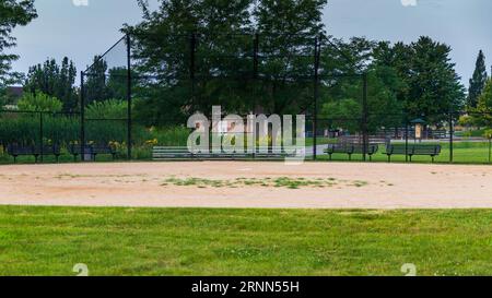 Guardando verso l'Homeplate di questo campo da baseball dal campo centrale Foto Stock