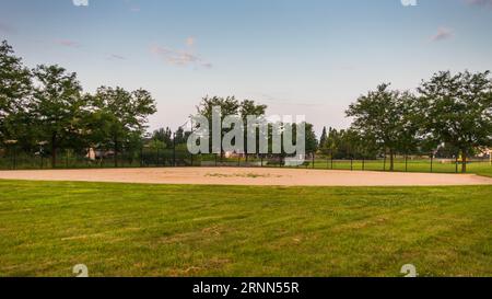 Guardando verso l'Homeplate di questo campo da baseball dal campo destro Foto Stock