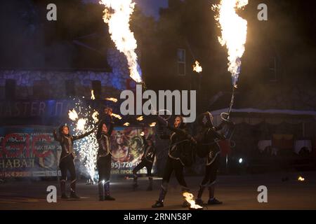 (170625) -- MOSCA, 25 giugno 2017 -- gli artisti si esibiscono con il fuoco durante il carnevale del fuoco a Mosca, in Russia, il 24 giugno 2017. Artisti provenienti da diverse parti della Russia partecipano al carnevale ogni anno. )(dtf) RUSSIA-MOSCA-CARNEVALE DEL FUOCO OlegxBrusnikin PUBLICATIONxNOTxINxCHN Mosca giugno 25 2017 artisti si esibiscono con il fuoco durante il Carnevale del fuoco a Mosca Russia IL 24 giugno 2017 artisti provenienti da diverse parti della Russia partecipano al Carnevale ogni anno dtf Russia Mosca Carnevale del fuoco PUBLICATIONxNOTxINxCHN Foto Stock