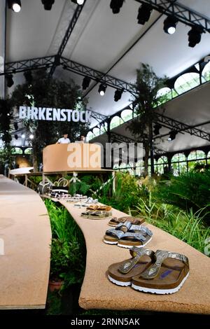 170625 -- PARIGI, 25 giugno 2017 -- le creazioni di BIRKENSTOCK per la collezione Primavera ed Estate 2018 sono ritratte durante uno spettacolo a Parigi, in Francia, il 24 giugno 2017. dtf FRANCE-PARIS-BIRKENSTOCK-FASHION ChenxYichen PUBLICATIONxNOTxINxCHN Foto Stock