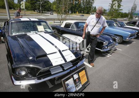 (170626) -- VANCOUVER, 26 giugno 2017 -- Un residente guarda le auto d'epoca esposte al Show and Shine Car Show di Vancouver, Canada, 25 giugno 2017. La mostra di auto ha presentato oltre cento auto d'epoca, storiche e d'epoca più rare per raccogliere fondi per i bambini autistici). (Djj) CANADA-VANCOUVER-CAR-SHOW AND SHINE LiangxSen PUBLICATIONxNOTxINxCHN Vancouver giugno 26 2017 un residente guarda LE auto d'epoca esposte AL Show and Shine Car Show di Vancouver Canada giugno 25 2017 il Car Show ha presentato oltre cento auto d'epoca classiche storiche e d'epoca più rare per raccogliere fondi per i bambini con Auti Foto Stock