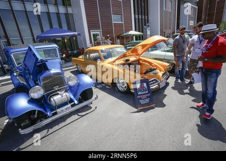 (170626) -- VANCOUVER, 26 giugno 2017 -- le persone guardano le auto d'epoca esposte al Show and Shine Car Show di Vancouver, Canada, 25 giugno 2017. La mostra di auto ha presentato oltre cento auto d'epoca, storiche e d'epoca più rare per raccogliere fondi per i bambini autistici). (Djj) CANADA-VANCOUVER-CAR-SHOW AND SHINE LiangxSen PUBLICATIONxNOTxINxCHN Vancouver giugno 26 2017 le celebrità guardano LE auto d'epoca esposte AL Show and Shine Car Show di Vancouver Canada giugno 25 2017 il Car Show ha presentato oltre cento auto d'epoca classiche storiche e d'epoca più rari per raccogliere fondi per i bambini con Autism dj Foto Stock