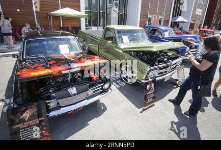 (170626) -- VANCOUVER, 26 giugno 2017 -- le persone guardano le auto d'epoca esposte al Show and Shine Car Show di Vancouver, Canada, 25 giugno 2017. La mostra di auto ha presentato oltre cento auto d'epoca, storiche e d'epoca più rare per raccogliere fondi per i bambini autistici). (Djj) CANADA-VANCOUVER-CAR-SHOW AND SHINE LiangxSen PUBLICATIONxNOTxINxCHN Vancouver giugno 26 2017 le celebrità guardano LE auto d'epoca esposte AL Show and Shine Car Show di Vancouver Canada giugno 25 2017 il Car Show ha presentato oltre cento auto d'epoca classiche storiche e d'epoca più rari per raccogliere fondi per i bambini con Autism dj Foto Stock