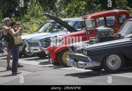 (170626) -- VANCOUVER, 26 giugno 2017 -- le persone guardano le auto d'epoca esposte al Show and Shine Car Show di Vancouver, Canada, 25 giugno 2017. La mostra di auto ha presentato oltre cento auto d'epoca, storiche e d'epoca più rare per raccogliere fondi per i bambini autistici). (Djj) CANADA-VANCOUVER-CAR-SHOW AND SHINE LiangxSen PUBLICATIONxNOTxINxCHN Vancouver giugno 26 2017 le celebrità guardano LE auto d'epoca esposte AL Show and Shine Car Show di Vancouver Canada giugno 25 2017 il Car Show ha presentato oltre cento auto d'epoca classiche storiche e d'epoca più rari per raccogliere fondi per i bambini con Autism dj Foto Stock