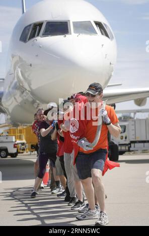 (170626) -- VANCOUVER, 26 giugno 2017 -- le persone partecipano alla campagna di raccolta fondi Plane Pull a Vancouver, Canada, 25 giugno 2017. I partecipanti hanno gareggiato per tirare un jet Boeing 757 del peso di oltre 58.000 kg attraverso l'asfalto dell'aeroporto internazionale di Vancouver domenica, per raccogliere fondi per bambini, famiglie e anziani nella regione continentale inferiore intorno a Vancouver. ) (Djj) CANADA-VANCOUVER-AEREO PULL-CHARITY LiangxSen PUBLICATIONxNOTxINxCHN Vancouver giugno 26 2017 celebrità partecipano alla campagna di raccolta fondi Plane Pull a Vancouver Canada giugno 25 2017 i partecipanti hanno gareggiato per tirare un Boeing Foto Stock