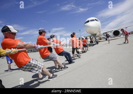 (170626) -- VANCOUVER, 26 giugno 2017 -- le persone partecipano alla campagna di raccolta fondi Plane Pull a Vancouver, Canada, 25 giugno 2017. I partecipanti hanno gareggiato per tirare un jet Boeing 757 del peso di oltre 58.000 kg attraverso l'asfalto dell'aeroporto internazionale di Vancouver domenica, per raccogliere fondi per bambini, famiglie e anziani nella regione continentale inferiore intorno a Vancouver. ) (Djj) CANADA-VANCOUVER-AEREO PULL-CHARITY LiangxSen PUBLICATIONxNOTxINxCHN Vancouver giugno 26 2017 celebrità partecipano alla campagna di raccolta fondi Plane Pull a Vancouver Canada giugno 25 2017 i partecipanti hanno gareggiato per tirare un Boeing Foto Stock