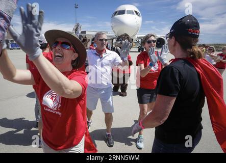 (170626) -- VANCOUVER, 26 giugno 2017 -- la gente festeggia dopo aver tirato il jet durante la campagna di raccolta fondi Plane Pull a Vancouver, Canada, 25 giugno 2017. I partecipanti hanno gareggiato per tirare un jet Boeing 757 del peso di oltre 58.000 kg attraverso l'asfalto dell'aeroporto internazionale di Vancouver domenica, per raccogliere fondi per bambini, famiglie e anziani nella regione continentale inferiore intorno a Vancouver. ) (Djj) CANADA-VANCOUVER-AEREO PULL-CHARITY LiangxSen PUBLICATIONxNOTxINxCHN Vancouver giugno 26 2017 celebrità celebrità celebrano dopo aver tirato il Jet durante la campagna di raccolta fondi Plane Pull a Vancouver può Foto Stock