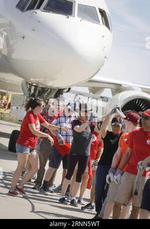 (170626) -- VANCOUVER, 26 giugno 2017 -- le persone partecipano alla campagna di raccolta fondi Plane Pull a Vancouver, Canada, 25 giugno 2017. I partecipanti hanno gareggiato per tirare un jet Boeing 757 del peso di oltre 58.000 kg attraverso l'asfalto dell'aeroporto internazionale di Vancouver domenica, per raccogliere fondi per bambini, famiglie e anziani nella regione continentale inferiore intorno a Vancouver. ) (Djj) CANADA-VANCOUVER-AEREO PULL-CHARITY LiangxSen PUBLICATIONxNOTxINxCHN Vancouver giugno 26 2017 celebrità partecipano alla campagna di raccolta fondi Plane Pull a Vancouver Canada giugno 25 2017 i partecipanti hanno gareggiato per tirare un Boeing Foto Stock