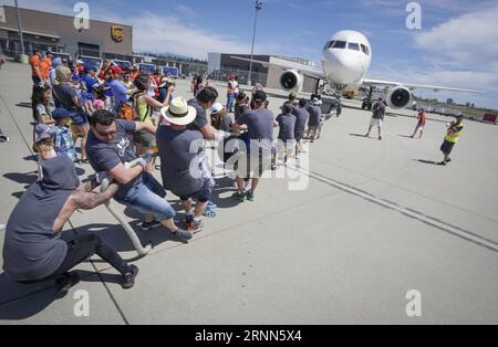 Bilder des Tages (170626) -- VANCOUVER, 26 giugno 2017 -- le persone partecipano alla campagna di raccolta fondi Plane Pull a Vancouver, Canada, 25 giugno 2017. I partecipanti hanno gareggiato per tirare un jet Boeing 757 del peso di oltre 58.000 kg attraverso l'asfalto dell'aeroporto internazionale di Vancouver domenica, per raccogliere fondi per bambini, famiglie e anziani nella regione continentale inferiore intorno a Vancouver. ) (Djj) CANADA-VANCOUVER-AEREO PULL-CHARITY LiangxSen PUBLICATIONxNOTxINxCHN immagini il giorno Vancouver giugno 26 2017 celebrità partecipano alla campagna di raccolta fondi Plane Pull a Vancouver Canada giugno 25 2017 Partic Foto Stock