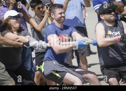 (170626) -- VANCOUVER, 26 giugno 2017 -- le persone partecipano alla campagna di raccolta fondi Plane Pull a Vancouver, Canada, 25 giugno 2017. I partecipanti hanno gareggiato per tirare un jet Boeing 757 del peso di oltre 58.000 kg attraverso l'asfalto dell'aeroporto internazionale di Vancouver domenica, per raccogliere fondi per bambini, famiglie e anziani nella regione continentale inferiore intorno a Vancouver. ) (Djj) CANADA-VANCOUVER-AEREO PULL-CHARITY LiangxSen PUBLICATIONxNOTxINxCHN Vancouver giugno 26 2017 celebrità partecipano alla campagna di raccolta fondi Plane Pull a Vancouver Canada giugno 25 2017 i partecipanti hanno gareggiato per tirare un Boeing Foto Stock