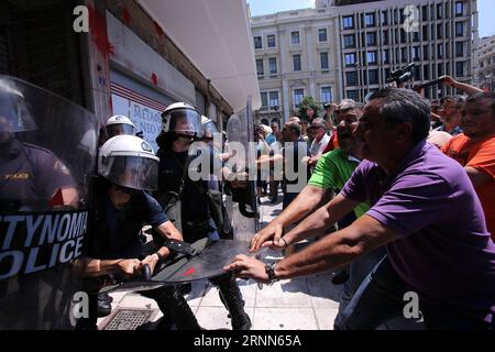 (170626) -- ATENE, 26 giugno 2017 -- i membri dell'autorità locale greca staff union federation POE-OTA protestano davanti al ministero dell'interno ad Atene, Grecia, il 26 giugno 2017. Tonnellate di spazzatura si stanno accumulando ad Atene e in altre grandi città come una protesta nazionale contro i tagli di posti di lavoro indetta dai sindacati che rappresentano gli operatori sanitari comunali è entrata nella sua seconda settimana di lunedì. ) GRECIA-ATENE-PROTESTA MariosxLolos PUBLICATIONxNOTxINxCHN Atene giugno 26 2017 i membri della Federazione dell'Unione del personale dell'Autorità locale della Grecia PoE Ota protestano davanti al Ministero dell'interno ad Atene Grecia IL 26 2017 giugno Ton Foto Stock