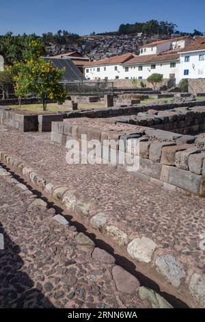 Cusco, Perù - 5 dicembre 2022: Sito archeologico di Kusicancha, rovine Inca Foto Stock