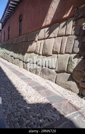 Cusco, Perù - 5 dicembre 2022: Hatun Rumiyoc Street con dodici pietre angolari inca a Cusco, Perù Foto Stock