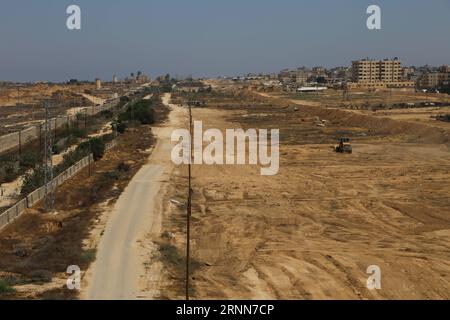 (170629) -- GAZA, 29 giugno 2017 -- i bulldozer palestinesi liberano un'area per una grande zona cuscinetto al confine con l'Egitto nella striscia meridionale di Gaza, città di Rafah, il 28 giugno 2017. Il movimento islamico di Hamas, che governa la Striscia di Gaza, ha iniziato a costruire una zona di sicurezza non-go ai confini tra l'enclave costiera e l'Egitto, ha detto mercoledì un alto funzionario della sicurezza di Hamas. La zona cuscinetto sarà lunga 12 chilometri e larga 100 metri ai confini con i territori di Gaza, secondo una dichiarazione di un funzionario di sicurezza. )(zhf) MIDEAST-GAZA-BUFFER-ZONE KhaledxOmar PUBLICATIONxNOTxINxCHN Gaza Ju Foto Stock