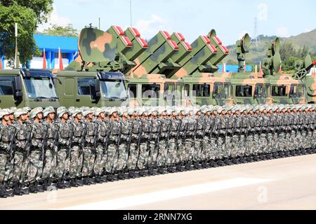 (170630) -- HONG KONG, 30 giugno 2017 -- i soldati della guarnigione dell'Esercito Popolare Cinese di Liberazione (PLA) nella regione amministrativa speciale di Hong Kong (HKSAR) sono visti nella caserma di Shek Kong a Hong Kong, nella Cina meridionale, il 30 giugno 2017. Il presidente cinese Xi Jinping, anche segretario generale del Comitato centrale del Partito Comunista Cinese e presidente della Commissione militare centrale, venerdì ha ispezionato la guarnigione del PLA nella HKSAR presso la caserma di Shek Kong. ) (ly) CHINA-HONG KONG-20TH ANNIVERSARY-PLA GARRISON-INSPECTION (CN) LixGang PUBLICATIONxNOTxINxCHN Hong Kong giugno 30 2017 Soldiers of chi Foto Stock