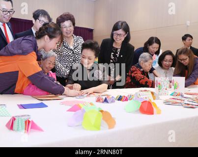 (170630) -- HONG KONG, 30 giugno 2017 -- Peng Liyuan (3rd L, fronte), moglie del presidente cinese Xi Jinping, produce oggetti d'artigianato insieme agli anziani del Tung Wah Group of Hospitals Jockey Club Sunshine Complex for the Elderly di Hong Kong, Cina meridionale, 30 giugno 2017. Peng ha visitato il centro anziani venerdì, accompagnato da Regina Leung, moglie dell'amministratore delegato della regione amministrativa speciale di Hong Kong Leung Chun-Ying. (ly) CHINA-HONG KONG-PENG LIYUAN-SENIOR CITIZENS-VISIT (CN) WangxYe PUBLICATIONxNOTxINxCHN Hong Kong giugno 30 2017 Peng Liyuan 3rd l Front Wife of Chinese President Foto Stock