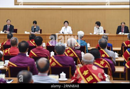 (170630) -- PECHINO, 30 giugno 2017 -- il vice Premier cinese Liu Yandong (C) incontra i rappresentanti dell'industria della medicina tradizionale cinese (MTC) a Pechino, capitale della Cina, 29 giugno 2017. ) (Zwx) CHINA-BEIJING-LIU YANDONG-TCM-MEETING (CN) ZhangxLing PUBLICATIONxNOTxINxCHN Pechino giugno 30 2017 il vice Premier cinese Liu Yandong C incontra i rappresentanti della medicina tradizionale cinese TCM Industry a Pechino capitale della Cina giugno 29 2017 zwx China Beijing Liu Yandong TCM Meeting CN ZhangxLing PUBLICATIONTxINxCHN Foto Stock