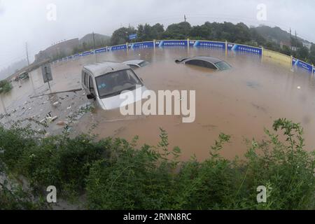 (170701) -- CHANGSHA, 1 luglio 2017 -- Un'auto è immersa nell'acqua su una strada a Changsha, capitale della provincia di Hunan della Cina centrale, 1 luglio 2017. Più di 260.000 persone sono state sfollate dopo continue piogge pesanti che hanno colpito la provincia centrale di Hunan della Cina dal 22 giugno, ha detto l'ufficio provinciale di controllo delle inondazioni venerdì. ) (Zwx) CHINA-CHANGSHA-RAINSTORM (CN) LongxHongtao PUBLICATIONxNOTxINxCHN Changsha 1 luglio 2017 un'auto È immersa nell'acqua SU una strada a Changsha capitale della provincia di Hunan della Cina centrale 1 luglio 2017 più di 260 000 celebrità sono state spostate dopo una continua pioggia pesante Foto Stock