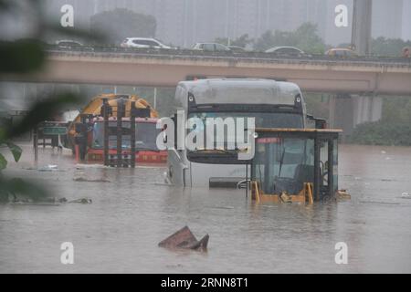 (170701) - CHANGSHA, 1 luglio 2017 -- Una strada è immersa nell'acqua a Changsha, capitale della provincia di Hunan della Cina centrale, 1 luglio 2017. Più di 260.000 persone sono state sfollate dopo continue piogge pesanti che hanno colpito la provincia centrale di Hunan della Cina dal 22 giugno, ha detto l'ufficio provinciale di controllo delle inondazioni venerdì. ) (Zwx) CHINA-CHANGSHA-RAINSTORM (CN) LongxHongtao PUBLICATIONxNOTxINxCHN Changsha 1 luglio 2017 una strada È immersa nell'acqua a Changsha capitale della provincia di Hunan della Cina centrale 1 luglio 2017 più di 260 000 celebrità sono state spostate dopo la continua pioggia pesante che ha devastato la Cina centrale Foto Stock