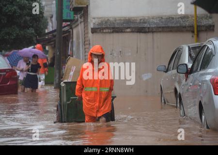 (170701) -- CHANGSHA, 1 luglio 2017 -- A Cleaner Walks on A Flooded Road in Changsha, capitale della provincia di Hunan della Cina centrale, 1 luglio 2017. Più di 260.000 persone sono state sfollate dopo continue piogge pesanti che hanno colpito la provincia centrale di Hunan della Cina dal 22 giugno, ha detto l'ufficio provinciale di controllo delle inondazioni venerdì. ) (Zwx) CHINA-CHANGSHA-RAINSTORM (CN) LongxHongtao PUBLICATIONxNOTxINxCHN Changsha 1 luglio 2017 un pulitore cammina SU una strada allagata a Changsha capitale della provincia di Hunan della Cina centrale 1 luglio 2017 più di 260 000 celebrità sono state sfollate dopo una continua pioggia pesante Foto Stock