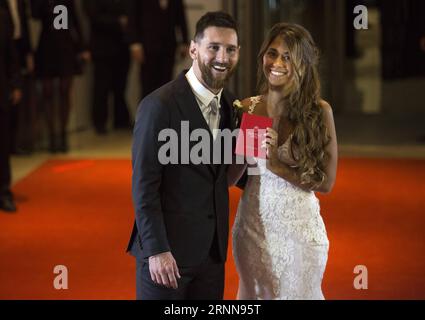 (170702) -- PECHINO, 2 luglio 2017 -- il calciatore argentino Lionel messi (L) e sua moglie Antonela Roccuzzo si posano al loro matrimonio a Rosario, Argentina, 30 giugno 2017. ) SCELTE SETTIMANALI DI XINHUA FOTO MartinxZabala PUBLICATIONxNOTxINxCHN Pechino 2 luglio 2017 il calciatore argentino Lionel messi l e sua moglie Antonela ROCCUZZO posa AL loro matrimonio a Rosario Argentina giugno 30 2017 scelte settimanali di XINHUA foto MartinXZabala PUBLICATIONxNOTxINxCHN Foto Stock