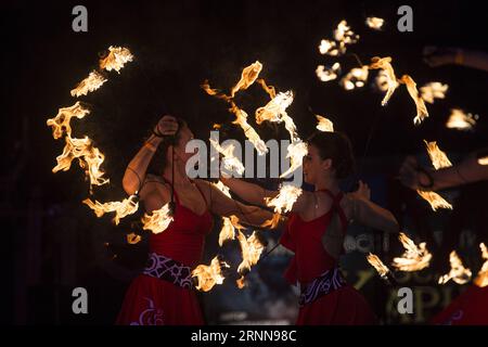 (170702) -- PECHINO, 2 luglio 2017 -- gli artisti si esibiscono con il fuoco durante il carnevale del fuoco a Mosca, in Russia, il 24 giugno 2017. Artisti provenienti da diverse parti della Russia partecipano al carnevale ogni anno. ) SCELTE SETTIMANALI DI XINHUA FOTO OlegxBrusnikin PUBLICATIONxNOTxINxCHN Pechino 2 luglio 2017 artisti si esibiscono con il fuoco durante il Carnevale del fuoco a Mosca in Russia IL 24 giugno 2017 artisti provenienti da diverse parti della Russia prendono parte al Carnevale ogni anno scelte settimanali di XINHUA foto PUBLICATIONxNOTxINXCHN Foto Stock