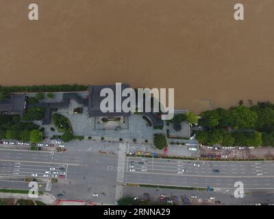 (170704) -- CHANGSHA, 4 luglio 2017 -- foto aerea scattata il 4 luglio 2017 mostra il punto panoramico del Padiglione Dufu sul gonfiore del fiume Xiangjiang a Changsha, capitale della provincia di Hunan della Cina centrale. Giorni di pioggia torrenziale nello Hunan hanno innalzato il livello dell'acqua del fiume Xiangjiang per superare il suo livello di avvertimento. Le inondazioni hanno costretto 964.600 residenti locali a trasferirsi in Hunan. ) (Ry) CHINA-HUNAN-XIANGJIANG RIVER-FLOOD (CN) LongxHongtao PUBLICATIONxNOTxINxCHN Changsha 4 luglio 2017 foto aerea scattata IL 4 luglio 2017 mostra il Dufu Pavilion Scenic Spot presso il gonfiore fiume Xiang Jiang a Changsha, California Foto Stock