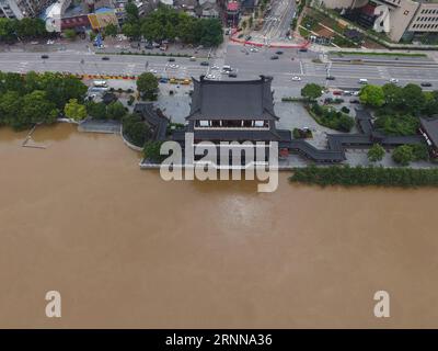 (170704) -- CHANGSHA, 4 luglio 2017 -- foto aerea scattata il 4 luglio 2017 mostra il punto panoramico del Padiglione Dufu sul gonfiore del fiume Xiangjiang a Changsha, capitale della provincia di Hunan della Cina centrale. Giorni di pioggia torrenziale nello Hunan hanno innalzato il livello dell'acqua del fiume Xiangjiang per superare il suo livello di avvertimento. Le inondazioni hanno costretto 964.600 residenti locali a trasferirsi in Hunan. ) (Ry) CHINA-HUNAN-XIANGJIANG RIVER-FLOOD (CN) LongxHongtao PUBLICATIONxNOTxINxCHN Changsha 4 luglio 2017 foto aerea scattata IL 4 luglio 2017 mostra il Dufu Pavilion Scenic Spot presso il gonfiore fiume Xiang Jiang a Changsha, California Foto Stock