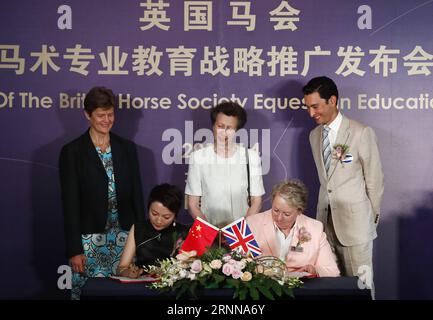 (170704) -- PECHINO, 4 luglio 2017 -- il CEO della British Horse Society (BHS) Lynn Petersen (front R) e Michelle Wang (front L), direttore e direttore generale dell'Equuleus International Riding Club, firmano il contratto come ambasciatore britannico in Cina Barbara Woodward (Rear L), British Princess Anne (Rear center) e BHS Ambassador, pilota cinese Alex Hua Tian, testimone durante una conferenza stampa per lanciare il progetto di educazione equestre della British Horse Society presso l'ambasciata britannica a Pechino, capitale della Cina, 4 luglio 2017.) (SP)CHINA-BEIJING-EQUESTRIAN-BHS-EDUCATION PROJECT LAUNCH (CN) DINGXXU PUBLICATION Foto Stock