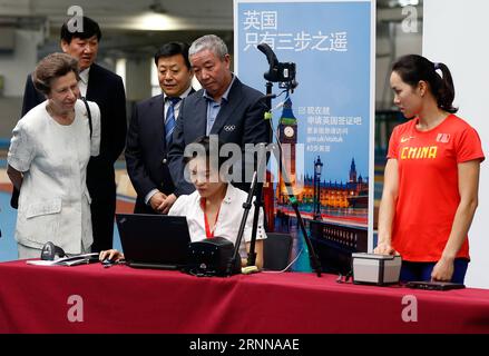 (170704) -- PECHINO, 4 luglio 2017 -- l'atleta cinese Wei Yongli (1st R) si occupa del suo visto mentre la principessa britannica Anne (1st L) guarda in uno stadio di allenamento dell'Amministrazione generale dello Sport a Pechino, capitale della Cina, il 4 luglio 2017. Princess Anne Tuesday ha incontrato atleti cinesi di atletica leggera che andranno a Londra per partecipare ai Campionati del mondo IAAF 2017. ) (SP)CHINA-BEIJING-ATHLETICS-PRINCESS ANNE-VISIT (CN) WangxLili PUBLICATIONxNOTxINxCHN Pechino 4 luglio 2017 l'atleta cinese Wei Yongli 1st r Deals with HIS Visa as British Princess Anne 1st l Looks ON a Training Stage of General Adm Foto Stock