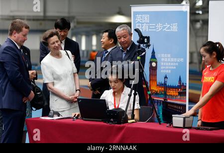 (170704) -- PECHINO, 4 luglio 2017 -- l'atleta cinese Liang Xiaojing (1st R) si occupa del suo visto come la principessa britannica Anna (2nd L, fronte) guarda uno stadio di allenamento dell'Amministrazione generale dello Sport a Pechino, capitale della Cina, il 4 luglio 2017. Princess Anne Tuesday ha incontrato atleti cinesi di atletica leggera che andranno a Londra per partecipare ai Campionati del mondo IAAF 2017. ) (SP)CHINA-BEIJING-ATHLETICS-PRINCESS ANNE-VISIT (CN) WangxLili PUBLICATIONxNOTxINxCHN Pechino 4 luglio 2017 l'atleta cinese Liang Xiao Jing 1st r Deals with Her Visa as British Princess Anne 2nd l Front Looks ON a Trainin Foto Stock