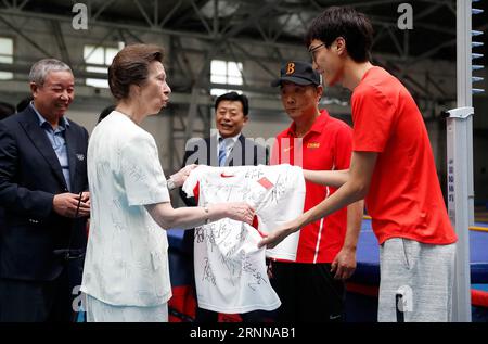 (170704) - PECHINO, 4 luglio 2017 - l'atleta cinese Wang Yu (R) presenta una maglia con autografi di atletica leggera cinesi alla principessa britannica Anne in uno stadio di allenamento della General Administration of Sport a Pechino, capitale della Cina, il 4 luglio 2017. Princess Anne Tuesday ha incontrato atleti cinesi di atletica leggera che andranno a Londra per partecipare ai Campionati del mondo IAAF 2017. ) (SP)CHINA-BEIJING-ATHLETICS-PRINCESS ANNE-VISIT (CN) WangxLili PUBLICATIONxNOTxINxCHN Pechino 4 luglio 2017 l'atleta cinese di salto in alto Wang Yu r presenta una maglia con autografi cinesi di atletica leggera a. Foto Stock