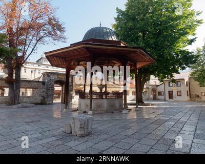 Ingresso e fontana nel cortile noto come Sahn nella Moschea Gazi Husrev-Beg nella città di Sarajevo, Bosnia ed Erzegovina, 2 settembre 2023 Foto Stock