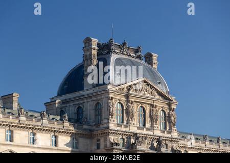 Parigi, Francia - 24 gennaio 2022: Vista generale della strada da Parigi, la capitale francese. Tipica architettura francese e vista sulla città. Foto Stock