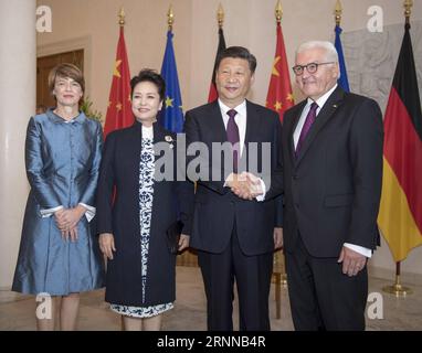 (170705) -- BERLINO, 5 luglio 2017 -- il presidente cinese Xi Jinping (2nd R) e sua moglie Peng Liyuan (2nd L), posano per delle foto con il presidente tedesco Frank-Walter Steinmeier (1st R) e sua moglie Elke Buedenbender a Berlino, capitale della Germania, 5 luglio 2017. XI ha incontrato il presidente tedesco Frank-Walter Steinmeier a Berlino mercoledì. ) (Lb) GERMANIA-CINA-XI JINPING-STEINMEIER-MEETING LixXueren PUBLICATIONxNOTxINxCHN Berlino 5 luglio 2017 il presidente cinese Xi Jinping 2nd r e sua moglie Peng Liyuan 2nd l posa per foto con il presidente tedesco Frank Walter Stein Meier 1st r e sua moglie Elke BUEDENBENDER Foto Stock