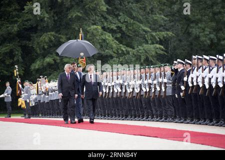 (170705) -- BERLINO, 5 luglio 2017 -- il presidente cinese Xi Jinping (fronte, R) partecipa a una cerimonia di benvenuto ospitata dal presidente tedesco Frank-Walter Steinmeier a Berlino, capitale della Germania, 5 luglio 2017. ) (Lb) GERMANIA-CINA-XI JINPING-STEINMEIER-MEETING LixXueren PUBLICATIONxNOTxINxCHN Berlino 5 luglio 2017 il presidente cinese Xi Jinping Front r partecipa a una cerimonia di benvenuto ospitata dal presidente tedesco Frank Walter Stein Meier a Berlino capitale della Germania 5 luglio 2017 LB Germania Cina Xi Jinping Stein Meier Meeting LixXueren PUBLICATIONXNOTxINXINXINXNCHN Foto Stock