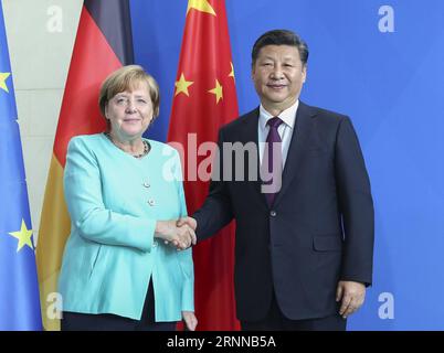 (170705) -- BERLINO, 5 luglio 2017 -- il presidente cinese Xi Jinping (R) tiene colloqui con la cancelliera tedesca Angela Merkel a Berlino, capitale della Germania, 5 luglio 2017. ) (Lb) GERMANIA-CINA-XI JINPING-MERKEL-TALKS XiexHuanchi PUBLICATIONxNOTxINxCHN Berlino 5 luglio 2017 il presidente cinese Xi Jinping r tiene colloqui con la cancelliera tedesca Angela Merkel a Berlino capitale della Germania 5 luglio 2017 LB Germania Cina Xi Jinping Merkel parla XiexHuanchi PUBLICATIONxNOTxINxCHN Foto Stock