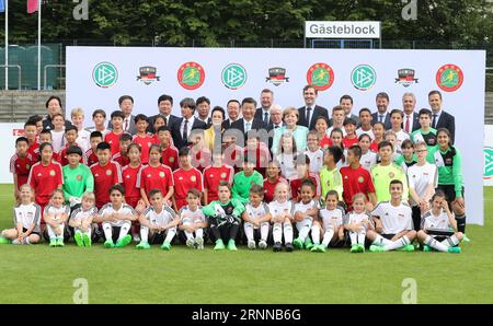 (170705) -- BERLINO, 5 luglio 2017 -- il presidente cinese Xi Jinping, sua moglie Peng Liyuan e la cancelliera tedesca Angela Merkel posano per delle foto con membri delle squadre giovanili cinesi e tedesche a Berlino, capitale della Germania, 5 luglio 2017. XI e Merkel hanno visto una partita di calcio amichevole tra squadre giovanili cinesi e tedesche mercoledì. ) (Lb) GERMANIA-CINA-XI JINPING-MERKEL-YOUTH FOOTBALL MATCH WangxYe PUBLICATIONxNOTxINxCHN Berlino 5 luglio 2017 il presidente cinese Xi Jinping sua moglie Peng Liyuan e la cancelliera tedesca Angela Merkel posano per le foto con i membri della Gioventù cinese e tedesca Foo Foto Stock