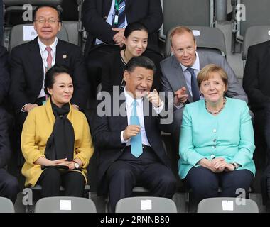 (170705) -- BERLINO, 5 luglio 2017 -- il presidente cinese Xi Jinping (C, fronte), sua moglie Peng Liyuan (L, fronte) e la cancelliera tedesca Angela Merkel (R, fronte) assistono a una partita di calcio amichevole tra squadre giovanili cinesi e tedesche a Berlino, capitale della Germania, 5 luglio 2017. ) (Lb) GERMANIA-CINA-XI JINPING-MERKEL-YOUTH FOOTBALL MATCH WangxYe PUBLICATIONxNOTxINxCHN Berlino 5 luglio 2017 il presidente cinese Xi Jinping C Front sua moglie Peng Liyuan l Front e la cancelliera tedesca Angela Merkel r Front Guarda una partita amichevole di calcio tra squadre giovanili cinesi e tedesche a Berlino capitale della Germania il 5 luglio Foto Stock